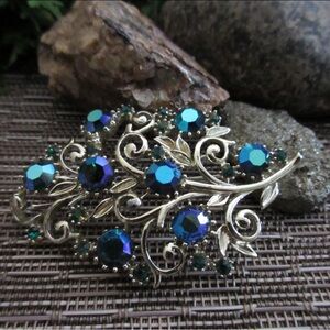 Vintage 1950s Aurora Borealis Brooch 🩵 💚 💜